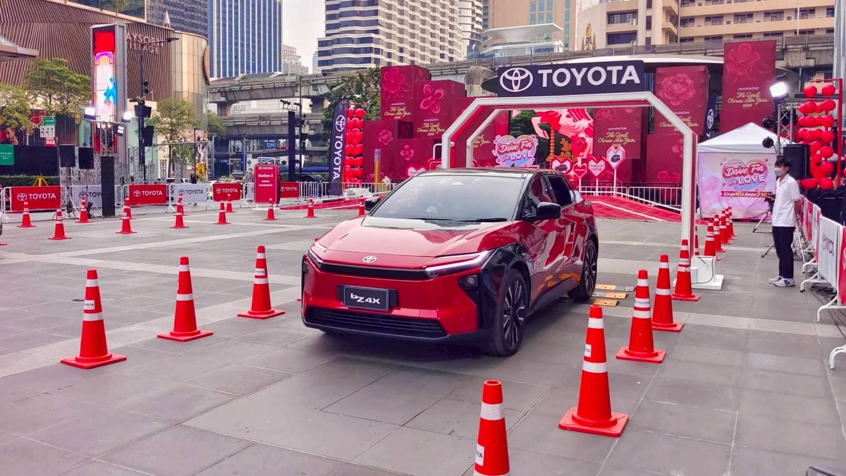 รถ Toyota bZ4X ทดสอบขับขี่งาน Drive Fin in Love Central World