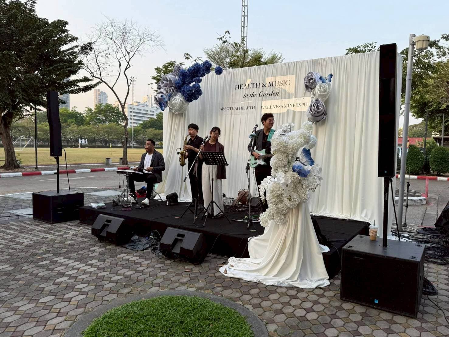 วงดนตรีสดพร้อมแบ็คดรอป Health & Music in the Garden งานอีเว้นท์