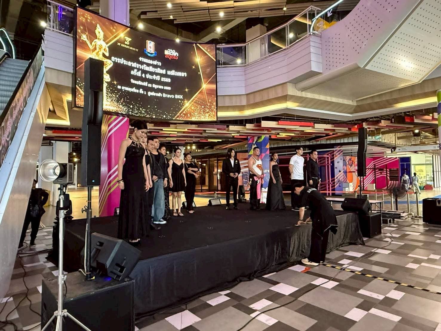 นักแสดงบนเวทีจอ LED งานแถลงข่าวรางวัลมณีเมขลา Show DC